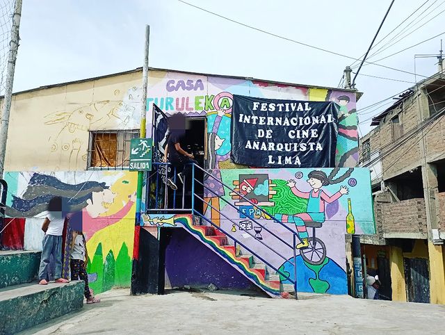 Frontis del espacio cultural para niñxs y la banderola del festival colgada